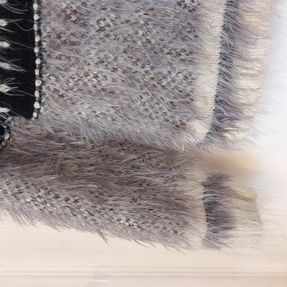 Forever 21 Gray Crewneck Cropped Eyelash Sweater. Size Medium - Picture 5 of 8